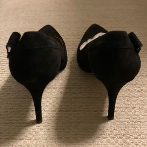 Ann Taylor Kayla Suede side bow pump